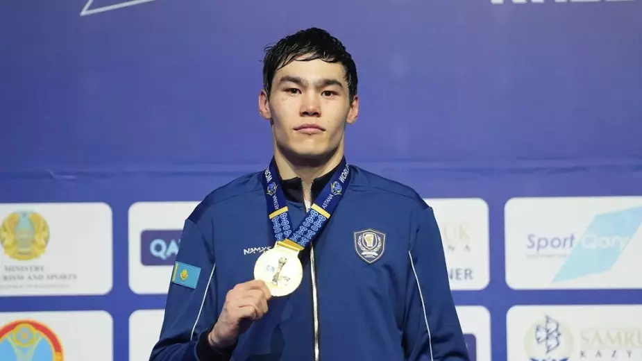 Казахстанец Сабыржан Аккалыков оформил мощный нокаут на ЧМ-2025! Видео