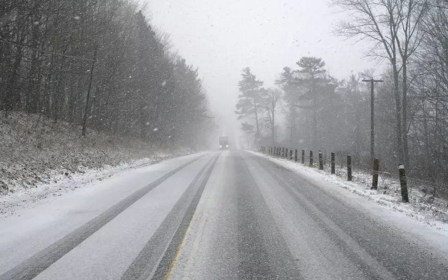 Движение ограничено из-за непогоды на трассе в двух областях Казахстана