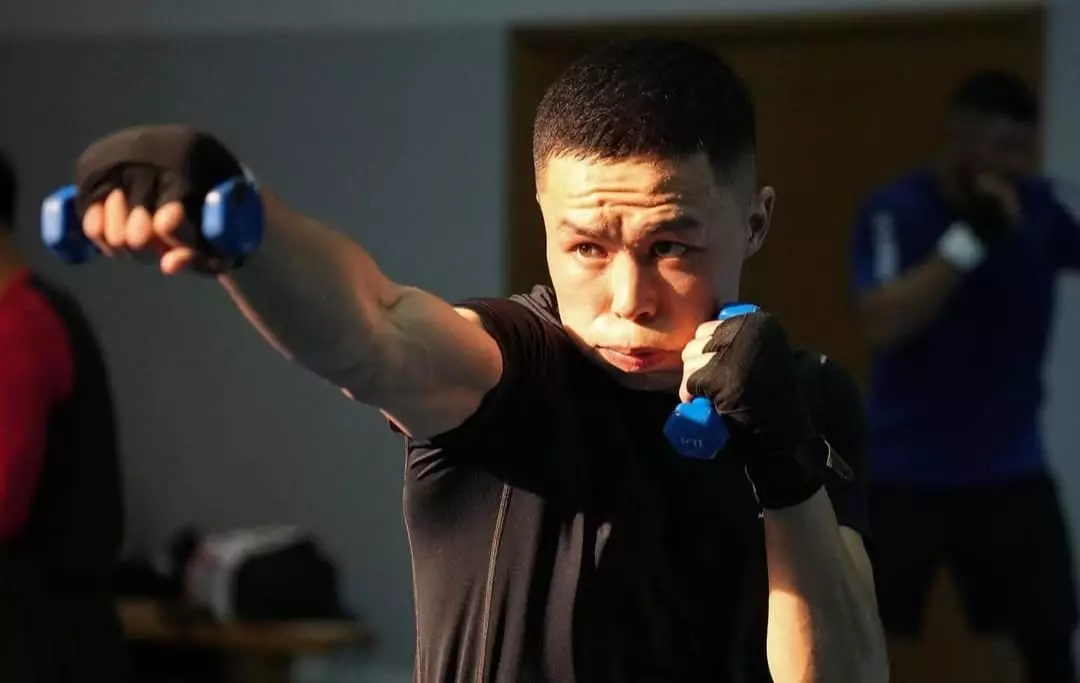 Сәкен Бибосынов әлем чемпионатын ірі жеңіспен бастады (ВИДЕО)