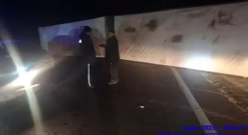 Перевернувшийся грузовик перекрыл республиканскую трассу в Актюбинской области