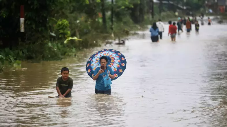 Индонезияда су тасқынынан қаза тапқандар саны 900-ден асты
