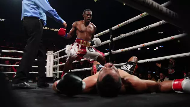 Лара уронил позднюю замену Алимханулы в 12-м раунде и защитил титул