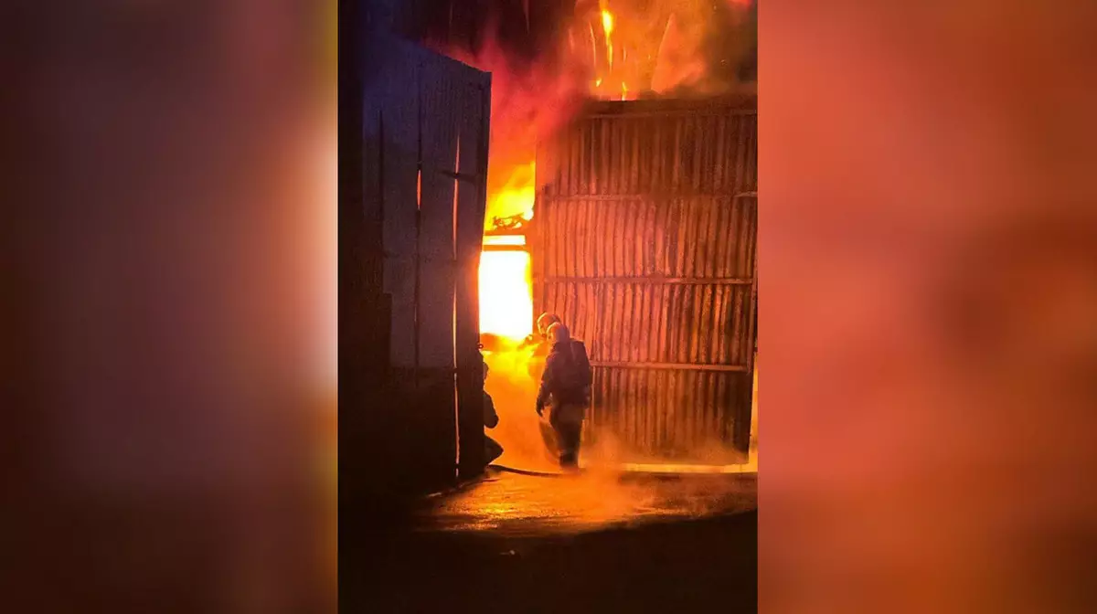 В Алматы ночью сгорел склад-ангар — на помощь вызвали пожарный поезд