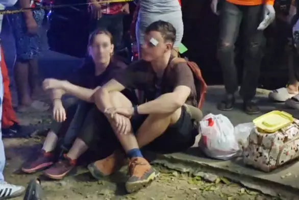 В Таиланде локомотив протаранил поезд с туристами