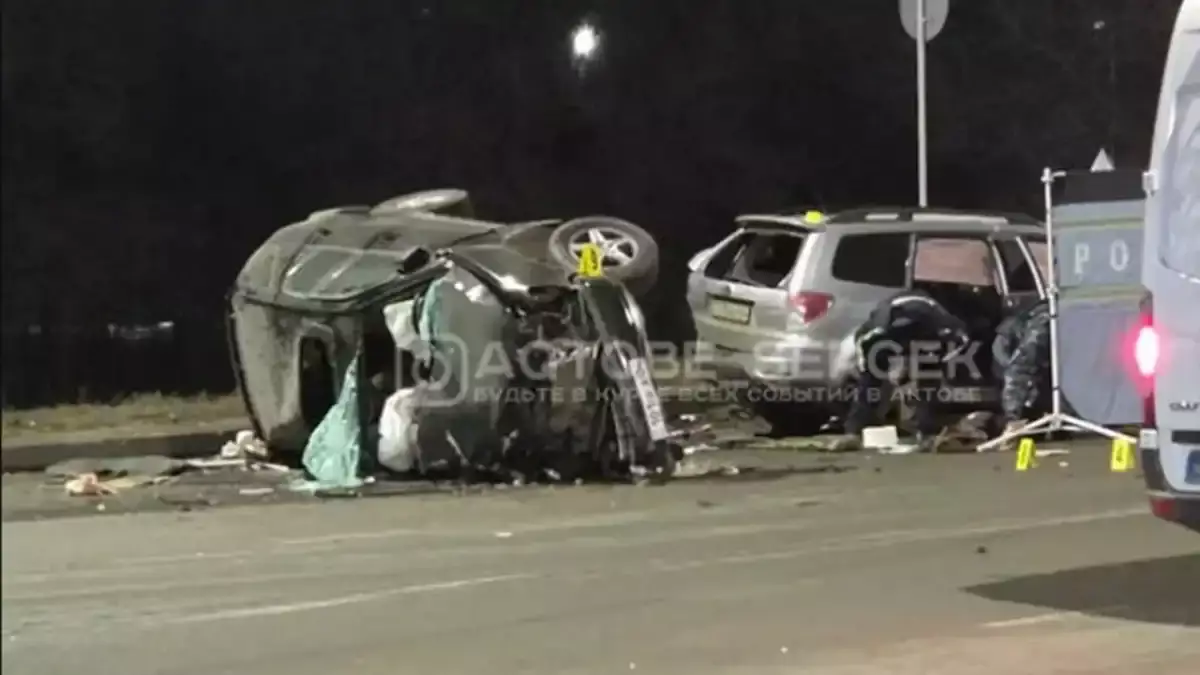 Ақтөбедегі көпірде ірі жол апаты: екі адам қаза тапты