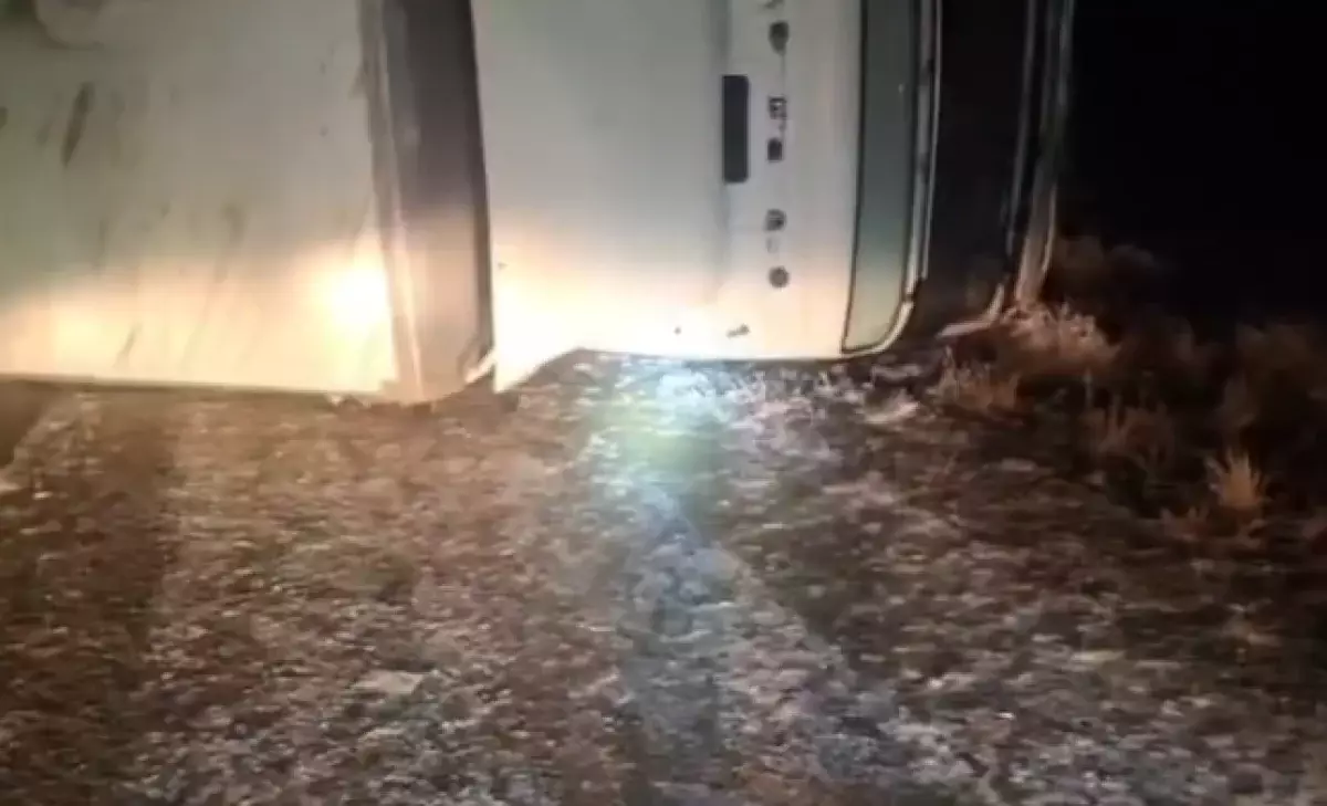 В Актюбинской области фура перевернулась на трассе, перекрыв движение