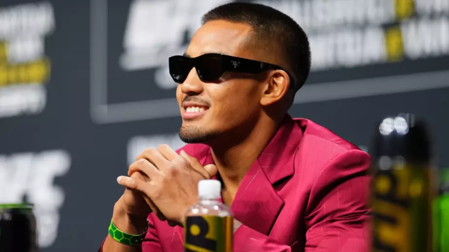 Джошуа Ван сенсационно стал новым чемпионом UFC и первым из Азии