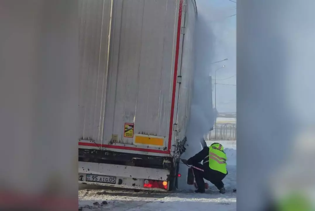 Полицейские в ВКО предотвратили возгорание грузовика на трассе