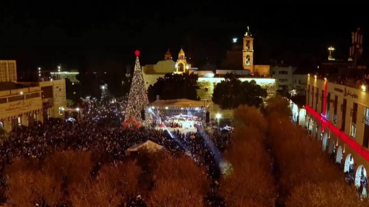 Рождественскую ель зажгли в Вифлееме