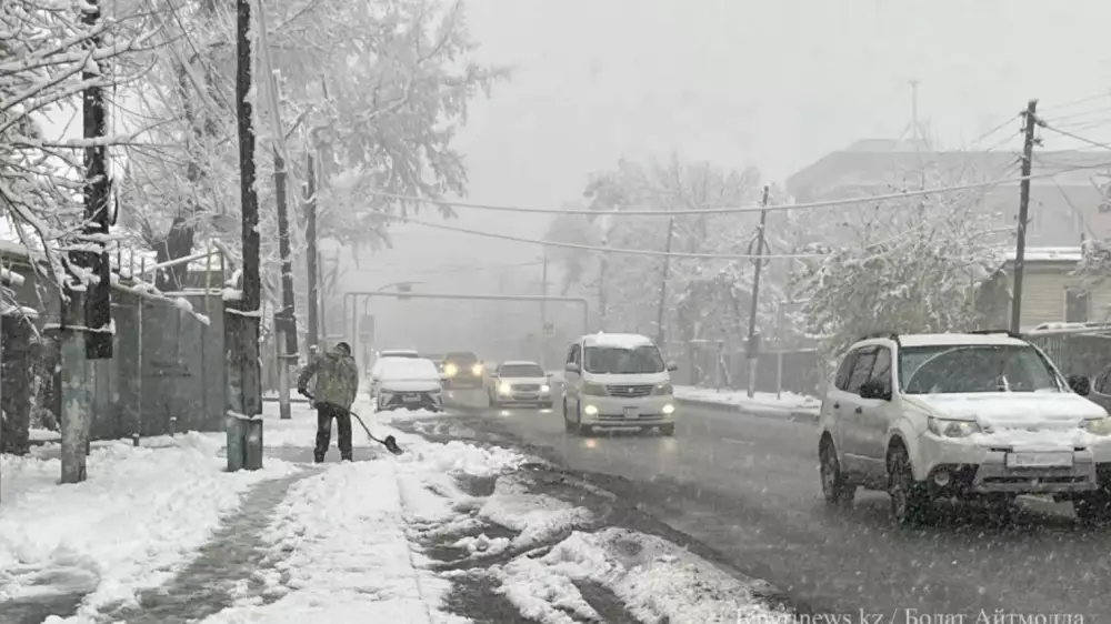 Қар мен үсік: Алматыда күн күрт суытады