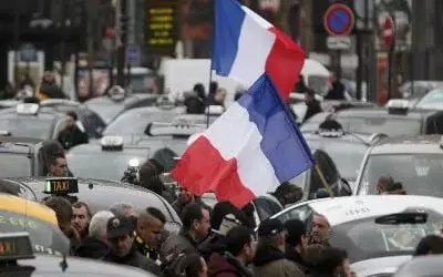 Забастовки во Франции остановили работу 26 компаний