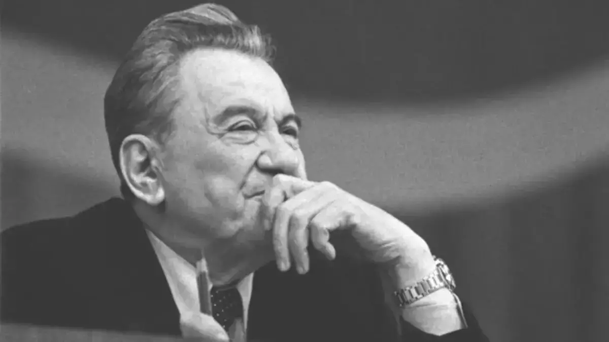 Галстук Динмухамеда Кунаева и коньки Дениса Тена нашли новых хозяев за миллионы - новости на Lada.kz 07.12.2025