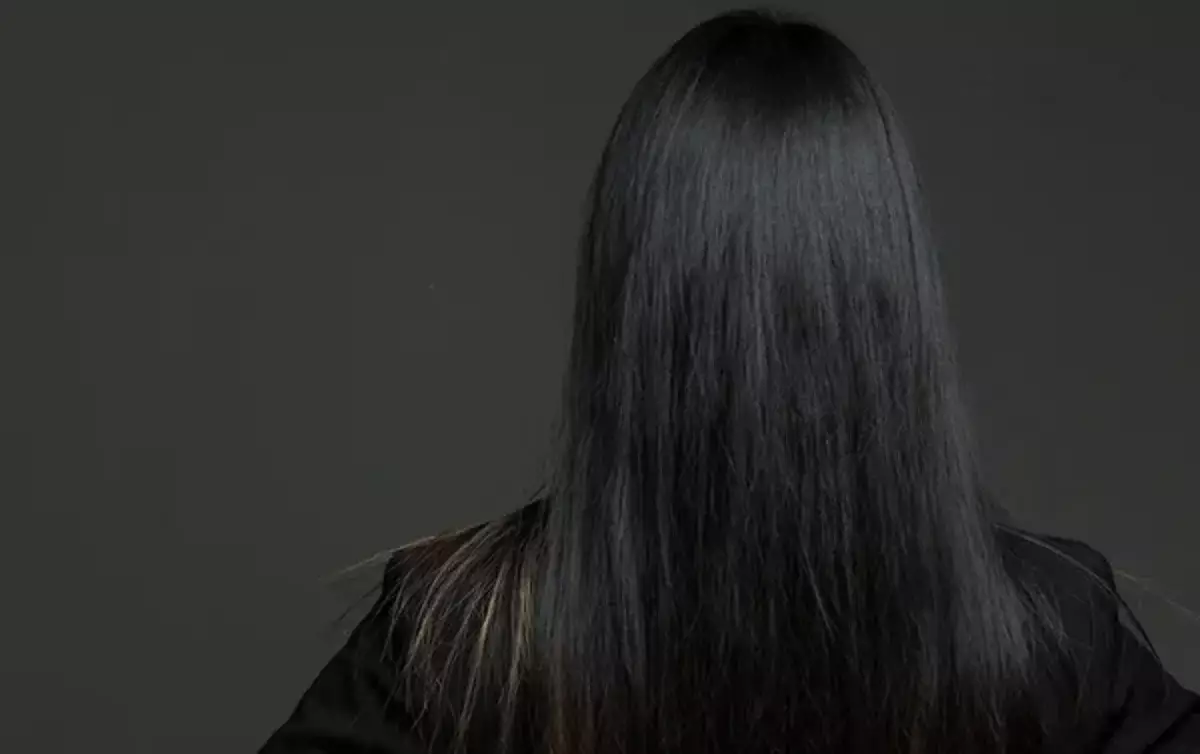 Шашын жайып жүретін қыздар тез қартая ма: косметолог кеңесі