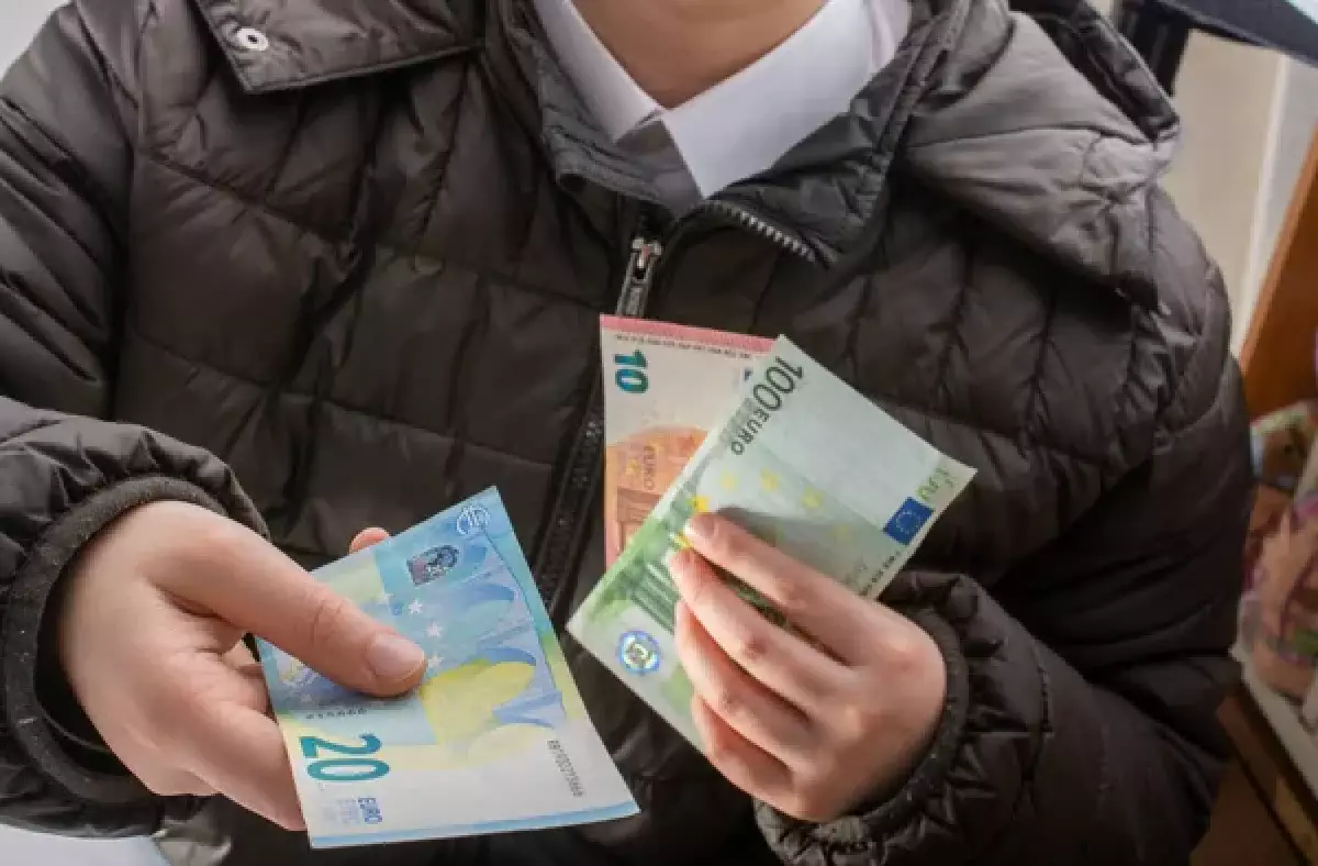 Подросток похитил семейные деньги по приказу мошенников