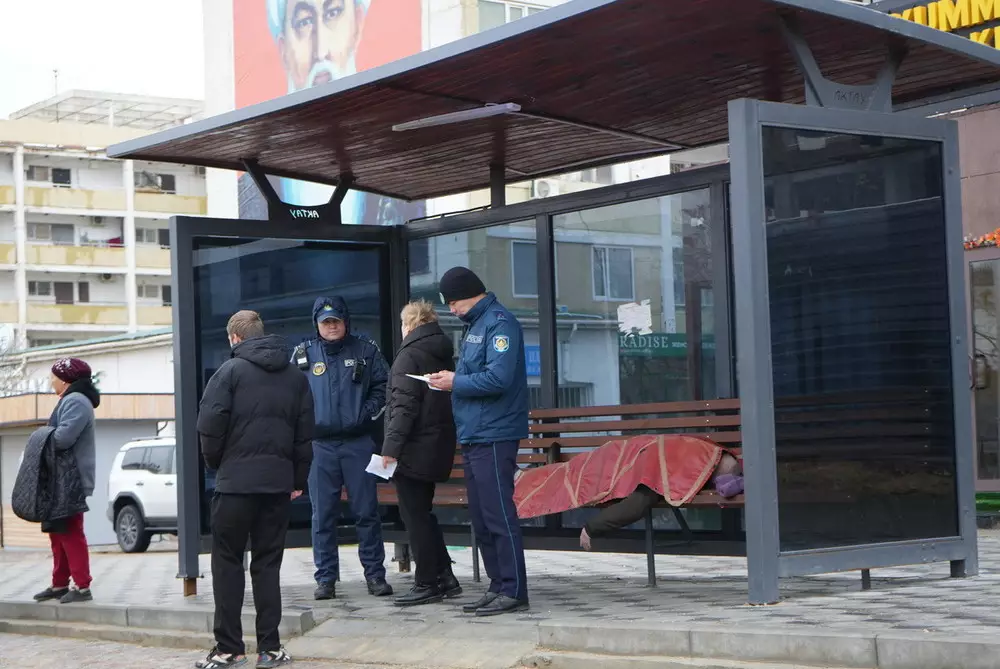 На автобусной остановке в Актау обнаружили тело мужчины