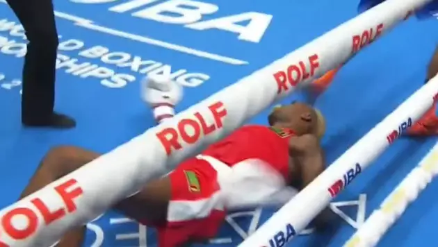 Глухим нокаутом обернулся бой ЧМ по боксу с участием Казахстана (видео)