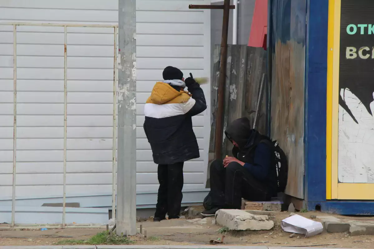 Жизнь под открытым небом: как выживают бездомные в Актау - новости на Lada.kz 07.12.2025