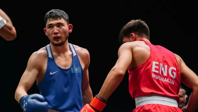 Казахстанец трижды отправил соперника в нокдаун и оформил разгром на ЧМ по боксу