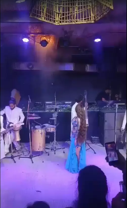 Казахстанская артистка благодарит индийского бога за спасение во время пожара в ночном клубе Гоа.