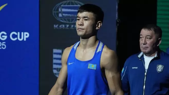 Абылайхан Жусупов дважды потряс соперника и одержал первую победу на ЧМ-2025