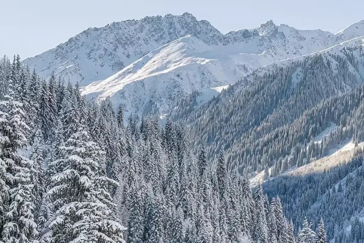 Жителям Алматы рекомендовали отказаться от походов в горы из-за ухудшения погоды