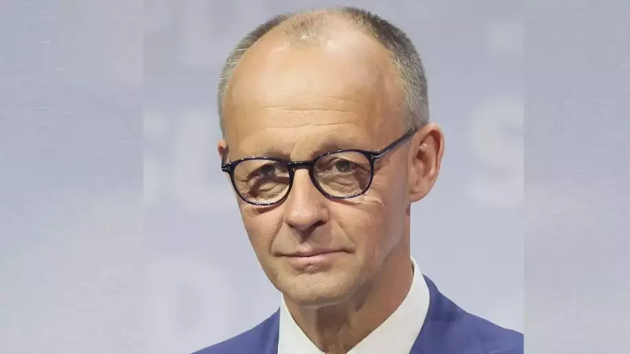 Германия канцлері интернеттегі қорлау үшін жүздеген адамды сотқа бермек