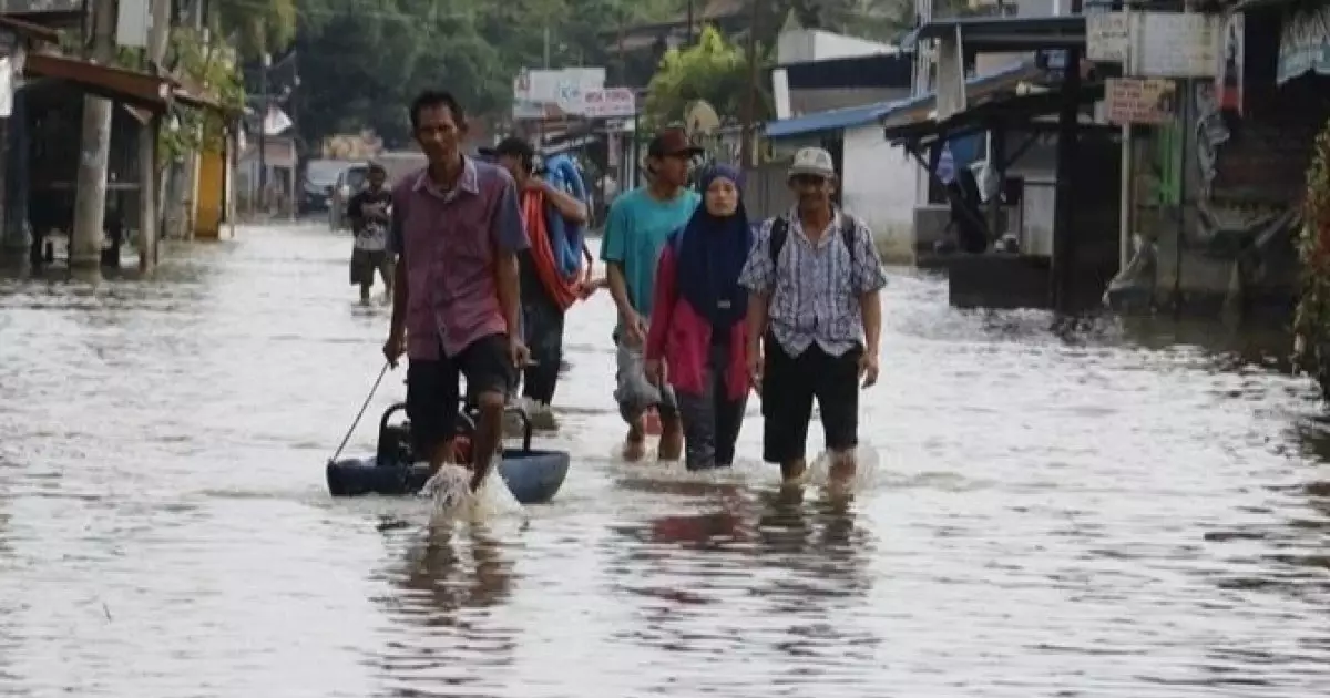  Индонезиядағы табиғи апаттан 900-ден  астам адам қаза тапты 