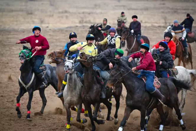 Кокпар и соколиную охоту увидели актюбинцы на празднике "Салбурын"