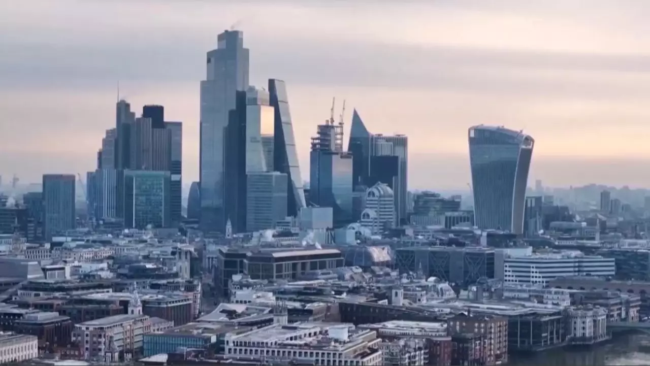 Ұлыбритания үй мен таксиге салық салды