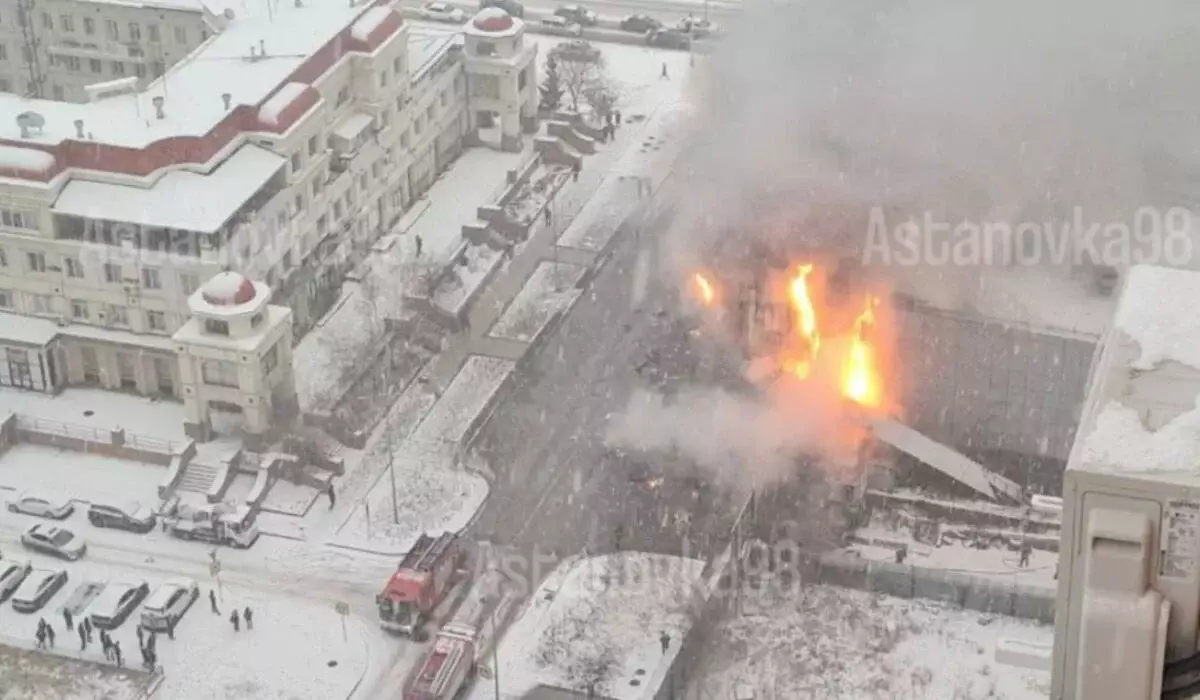 Одноэтажный павильон горит в Астане (ВИДЕО)