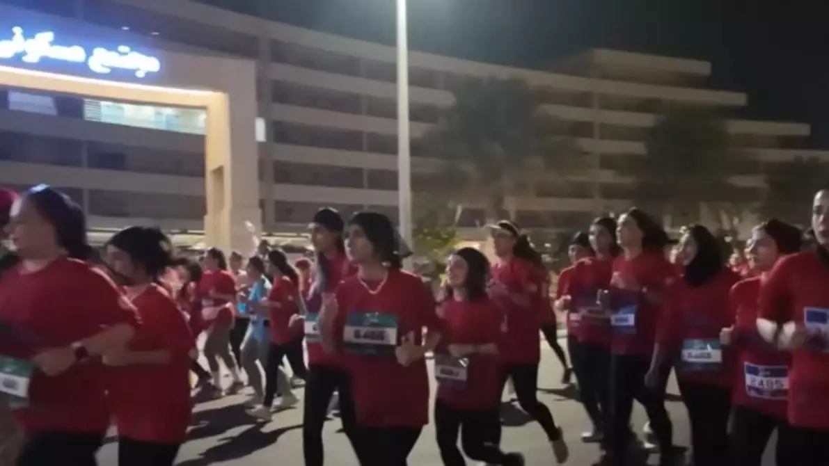 Марафонда хиджабсыз жүгірген әйелдер жазаланды