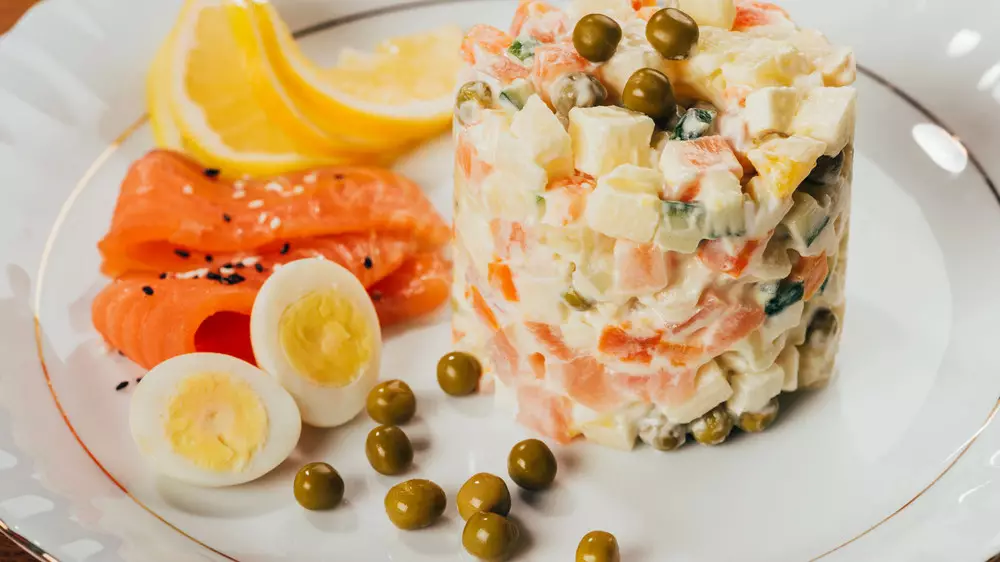 Рецепты оливье на Новый год: классический и 5 необычных вариантов