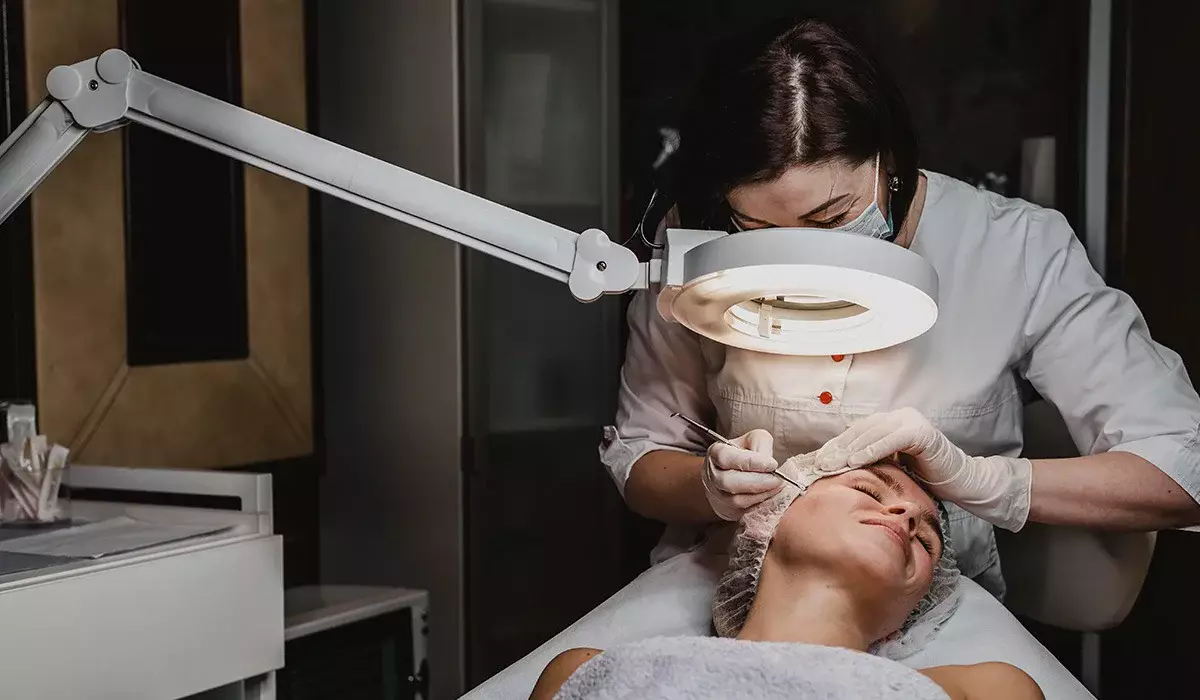 Лицензиясыз жұмыс істеген: сұлулық салоны қазақстандық әйелге 1,2 млн теңгесін қайтарып берді