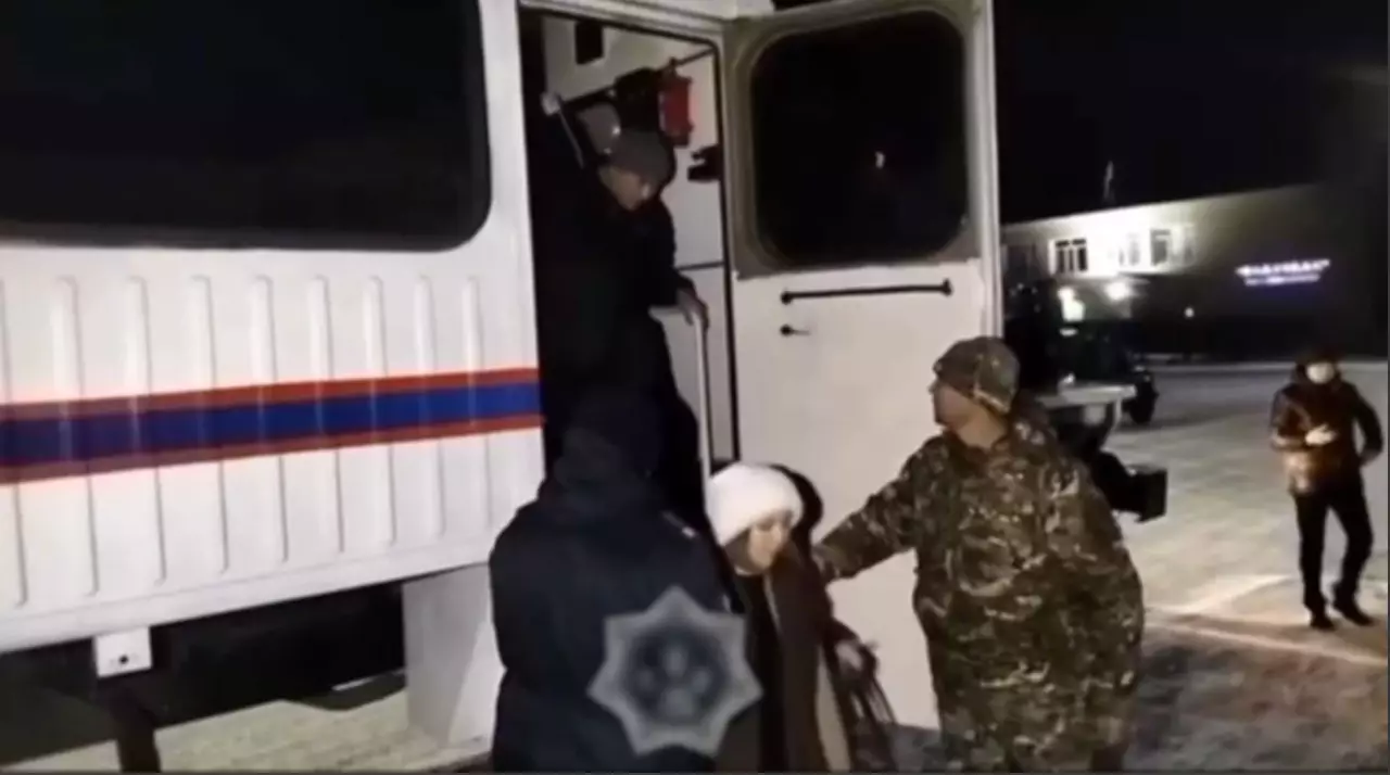 Ақтөбе облысында 15 жолаушы құтқарылды