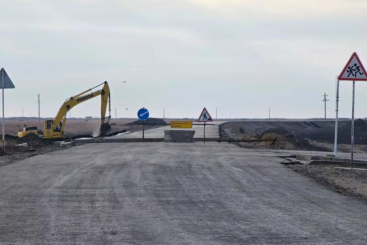 В Талдыколе уложили первый слой новой дороги