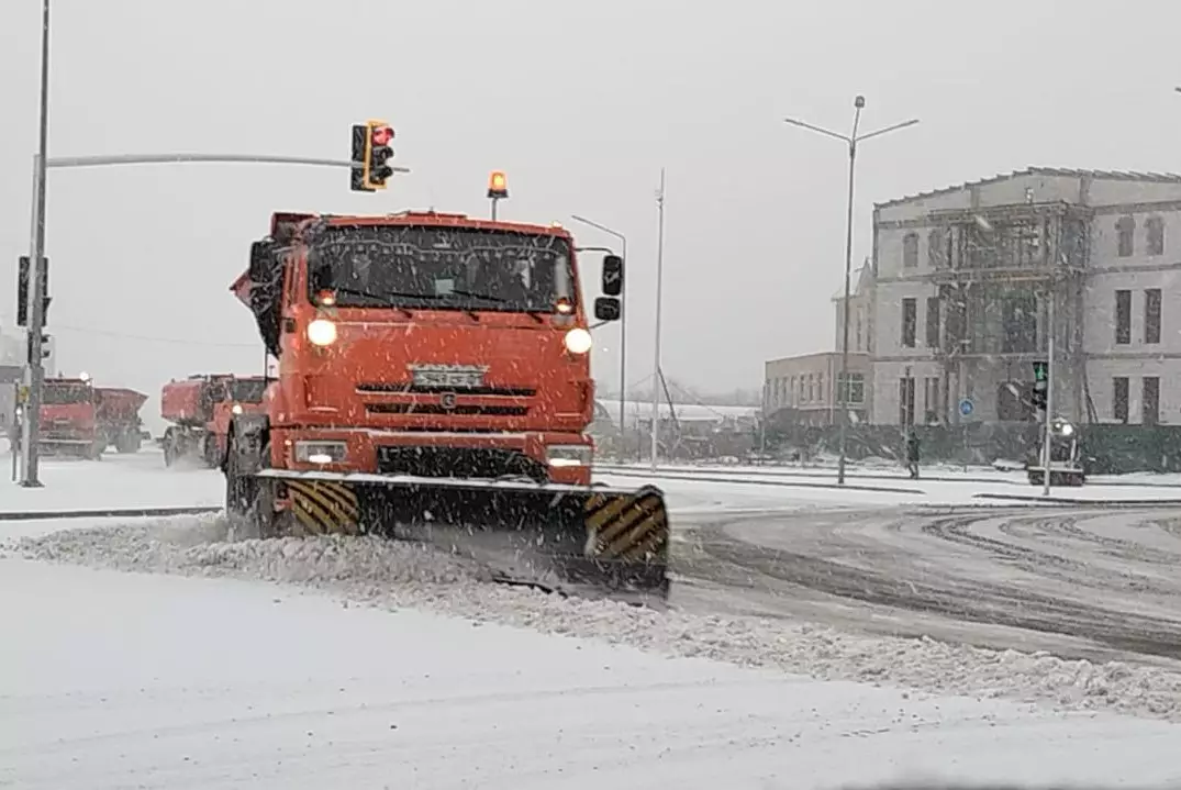 Астана в снегу: коммунальщики работают в усиленном режиме