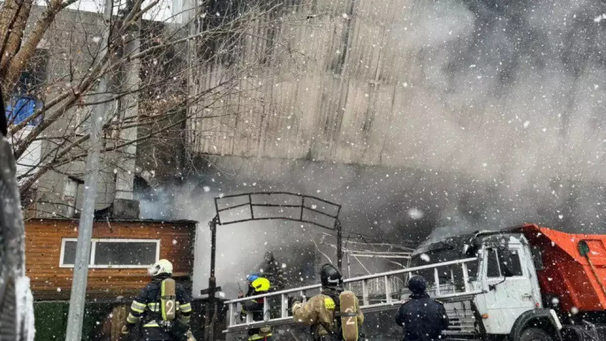 В Астане ликвидировали пожар в здании бывшего кинотеатра Cinema City