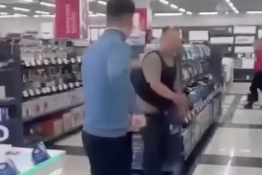 Сәтбаевта сауда үйінде пышақ ұстап жүрген ер адам жұрттың зәре-құтын қашырды