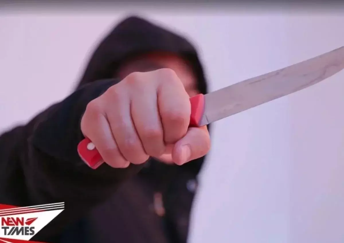 В Сатпаеве мужчина с ножом напал на продавцов: персонал отбивался швабрами и стульями