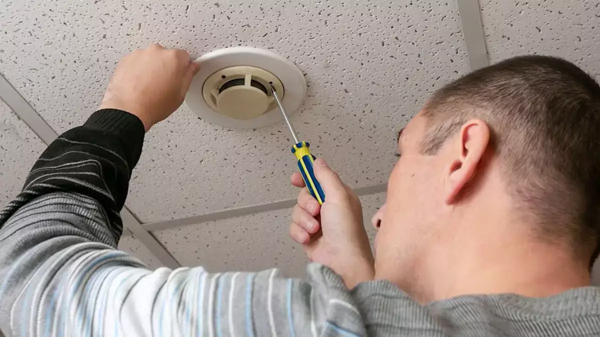 До 40 тысяч тенге за игнорирование: МЧС объяснило казахстанцам - кто, когда и как будет проверять пожарные извещатели - новости на Lada.kz 08.12.2025