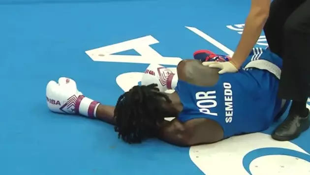 Жёсткий нокаут потряс ЧМ по боксу в весе казахстанца