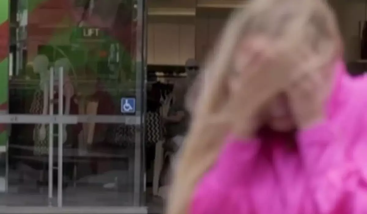 Во время съемки птица влетела в лицо журналистке в Новой Зеландии (ВИДЕО)