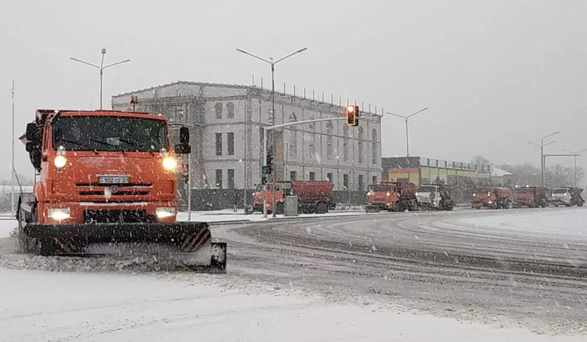 Снегопад в Астане: в уборке улиц задействованы больше тысячи единиц спецтехники (ВИДЕО)