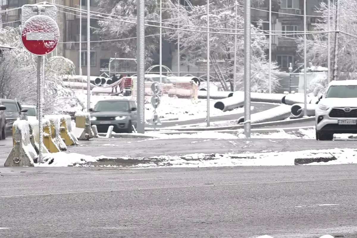 Обильный снегопад: в Астане с утра произошли десятки ДТП