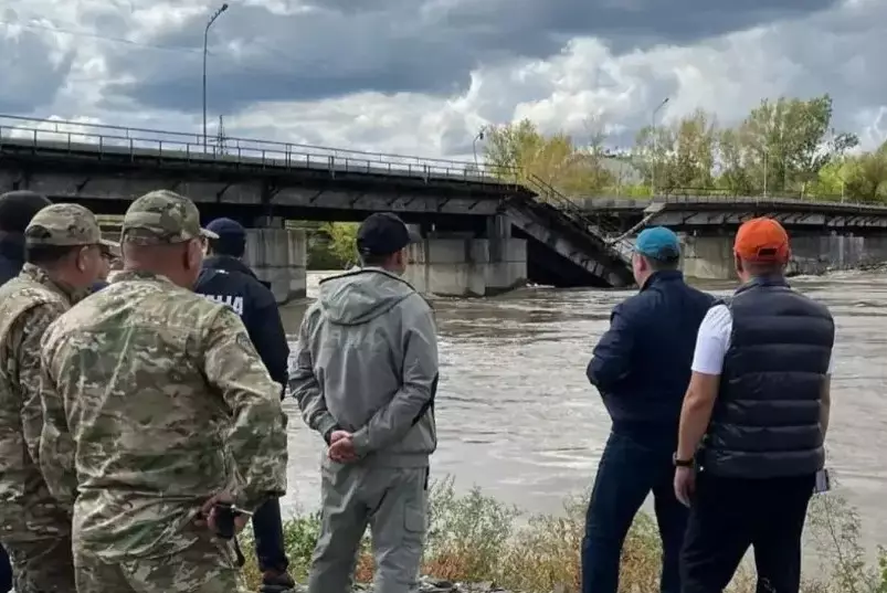 Главу управления транспорта ВКО уволили после обрушения моста в Усть-Каменогорске