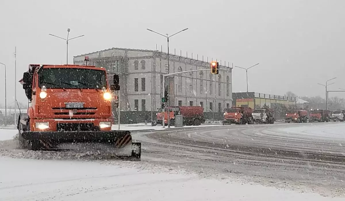 Астанада қар борап тұр: тазалық жұмысына 3 мыңға жуық адам шықты