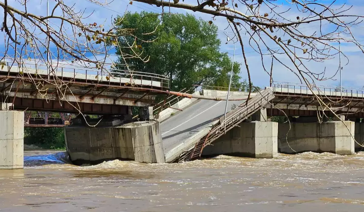 Высокопоставленного чиновника уволили после обрушения моста в Усть-Каменогорске