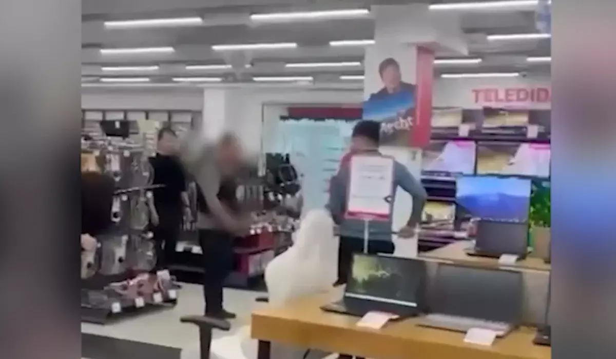 Мужчина с ножом угрожал посетителям торгового дома в Сатпаеве (ВИДЕО)