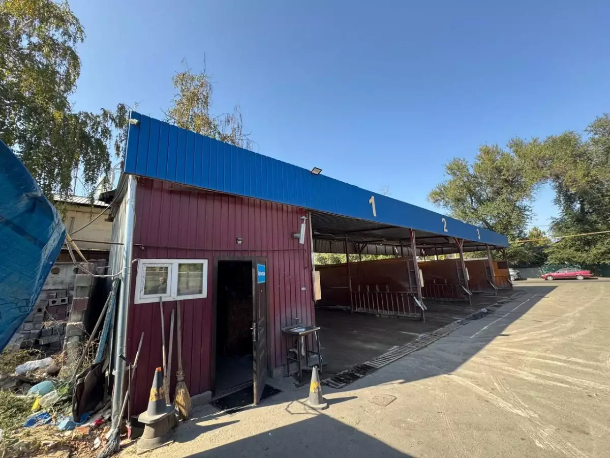 В Алматы под снос попала очередная автомойка