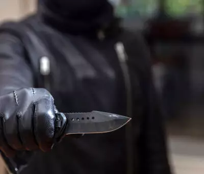 В Сатпаеве мужчина угрожал ножом сотрудникам магазина
